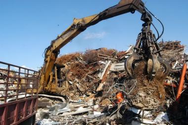 اسرائيل تسمح بتصدير حديد السكراب من قطاع غزة