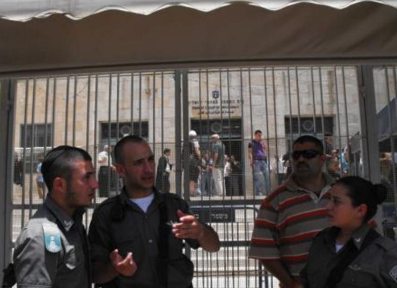 الحكم بسجن مقدسي وتمديد توقيف 15آخرين