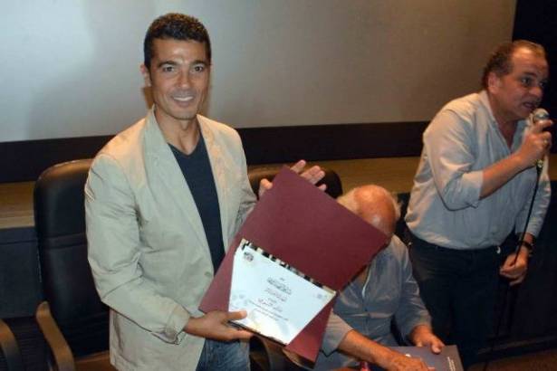 بالصور : خالد النبوي يثير الجدل ببنطاله الممزق