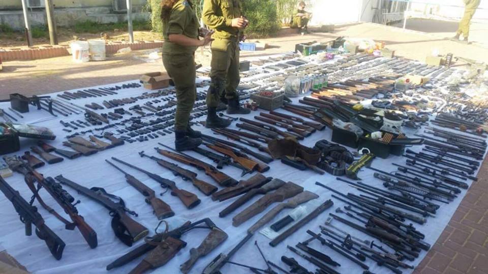 بالصور: جيش الاحتلال يزعم ضبط كميات كبيرة من الأسلحة  في بيت لحم والخليل