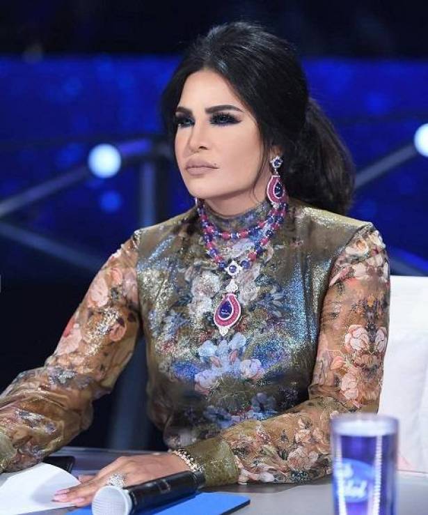 بالصور : أحلام تُقبّل قدم زوجها؟!