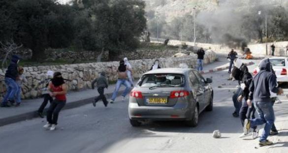 شبان فلسطينيين يرشقون حافلة للمستوطنين بالخليل