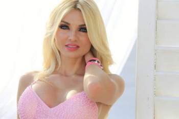 بالصورة : "زعيم" يسرق حمالة صدر ميريام كلينك