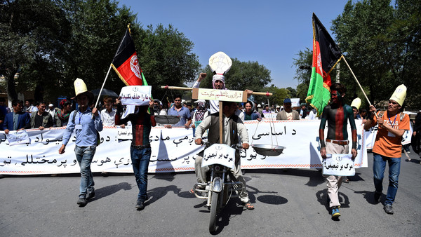 عشرات القتلى ومئات الإصابات في تفجير انتحاري لمظاهرة سلمية بكابول