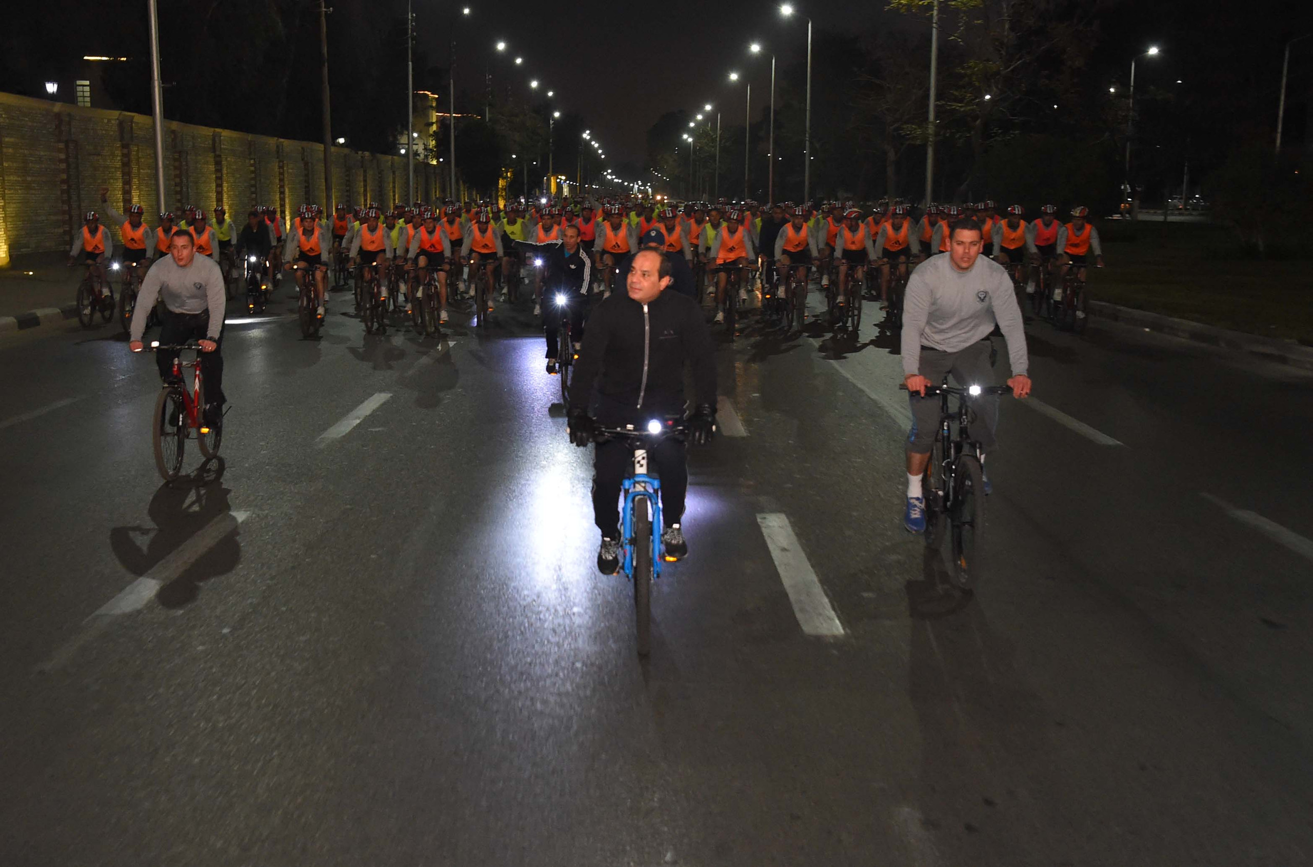 بالصور: السيسي يفاجئ طلبة "الحربية" ويشاركهم مرانهم