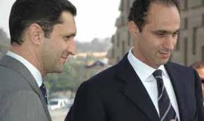 وصول جمال وعلاء مبارك لحضور جلسة محاكمتهما بقضية "التلاعب بالبورصة"