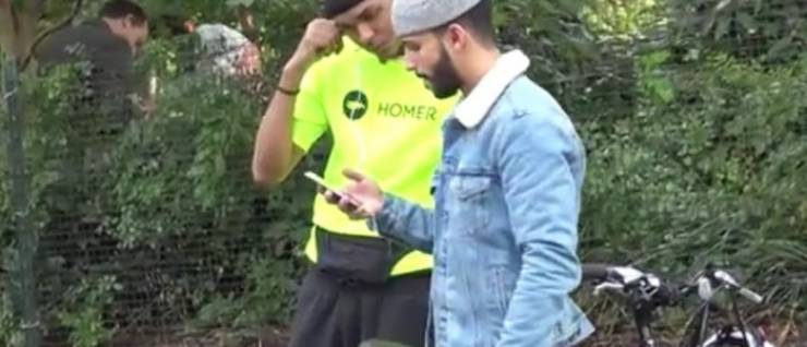 بالفيديو :ردة فعل الأمريكان عندما قام مسلم بتسميع آيات القران الكريم لهم