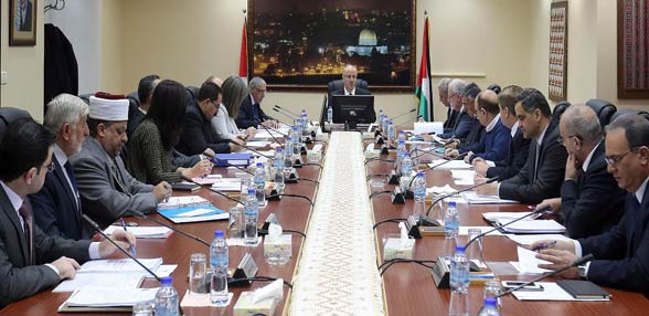 الحكومة تدين الصمت الدولي إزاء جرائم الاحتلال المتواصلة بحق الشعب الفلسطيني