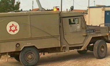 حجارة باتجاه سيارة إسعاف تنقل جرحى سوريين