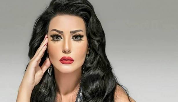 بالفيديو : سمية الخشاب في موقف محرج بعد تمزق فستانها!