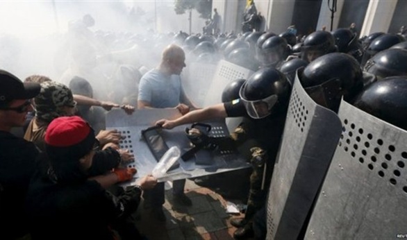 ارتفاع حصيلة قتلى الاشتباكات أمام البرلمان الأوكراني إلى ضابطين