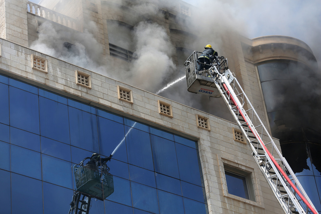 اندلاع حريق هائل في مركز تجاري بنابلس