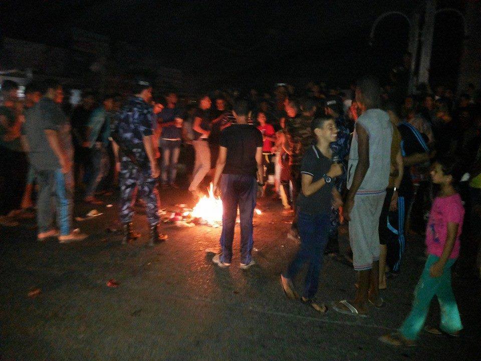 بالصور : مظاهرة غاضبة برفح بسبب انقطاع الكهرباء لمدة يومين متتاليين