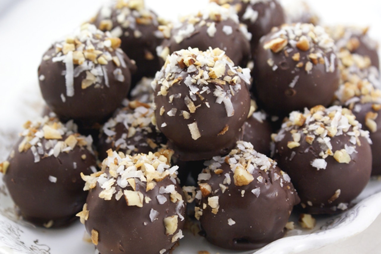 طريقة عمل كرات البسكويت بالتمر و الشوكلاتة