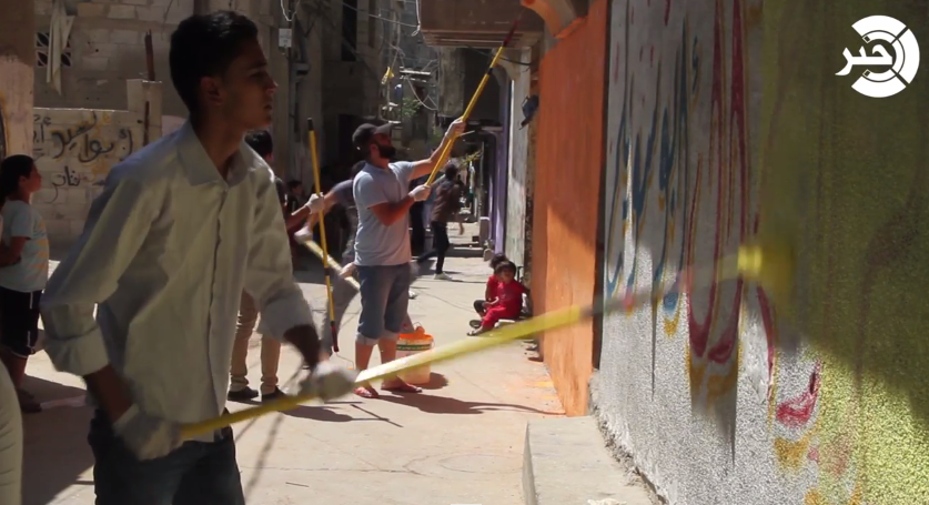 شاهد بالفيديو : شبان من غزة يتفنون في تزين وتلوين بيوتهم وحاراتهم