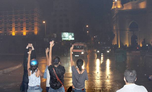 بالصور : بيروت تنتفض على "قمامتها" وانقطاع التيار الكهربائي اليومي عليها منذ 25 عاماً