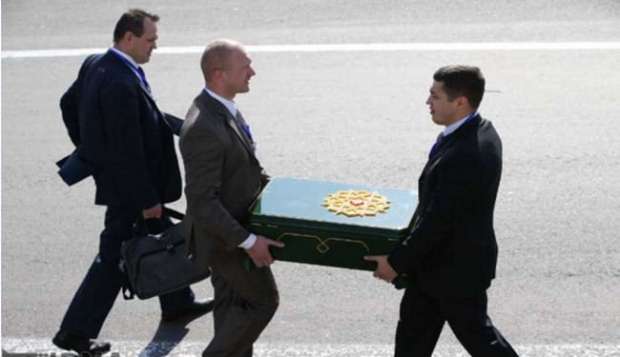 بالصور : سر الصندوق الأخضر الذي جلبه بوتين معه إلى إيران