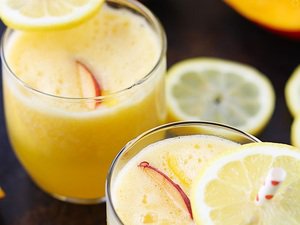 عصير الليمون مع المانجا والخوخ