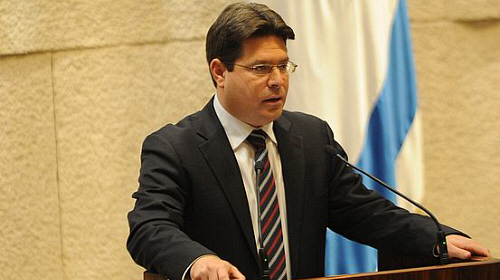 وزير إسرائيلي:  عباس أكبر محرض على "إسرائيل" و يتصرف كرئيس عصابة