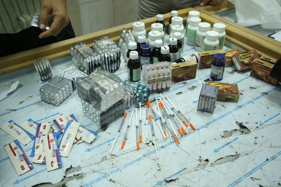 بالصور: دائرة الرقابة تضبط أدوية ممنوعة بحوزة مواطن على معبر رفح