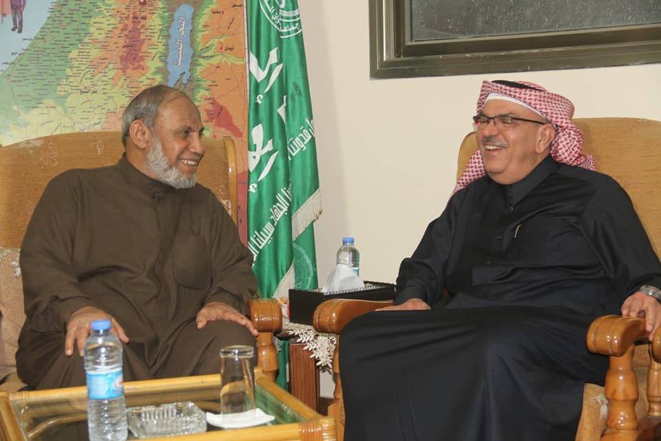 بالصور: الزهار يستقبل العمادي في منزله بغزة