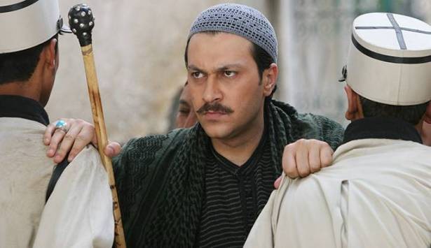 بالصورة : "معتز" يقبل رأس والده المتوفي!