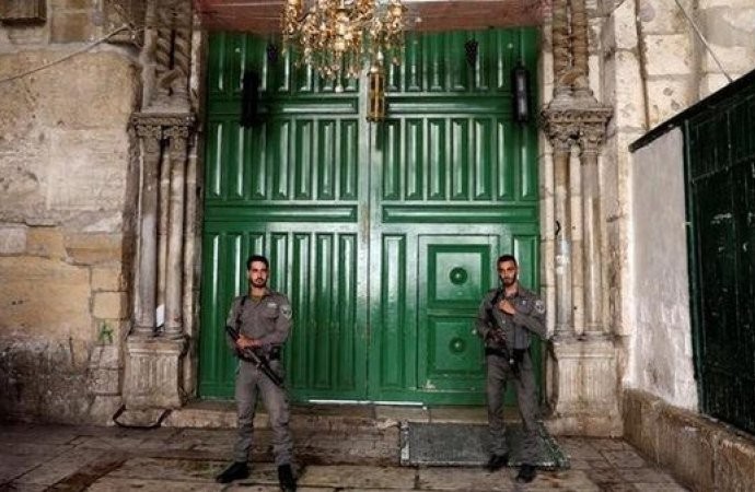 بالصور: الاحتلال يمنع موظفي المسجد الأقصى من الدخول ومزاولة أعمالهم