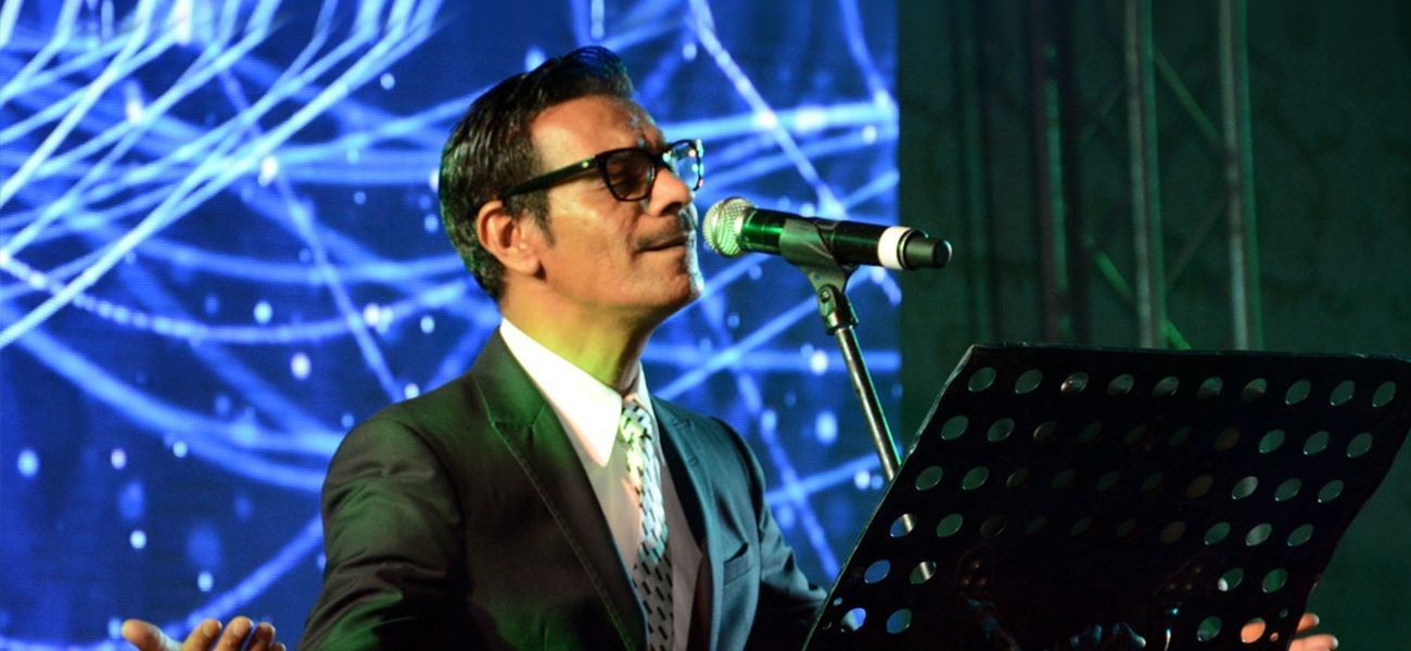 قبل حفلهما.. رابح صقر يهدي توبي كيث نسخة من ألبومه الجديد