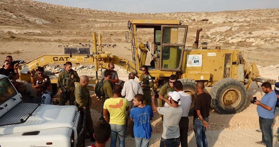 قوات الاحتلال تعتدي على مواطن وتستولي على جرافة في سلفيت