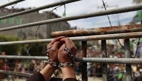 محكمة الاحتلال تُمدد اعتقال الأسير المصاب محمد ربيع لـ8 أيام