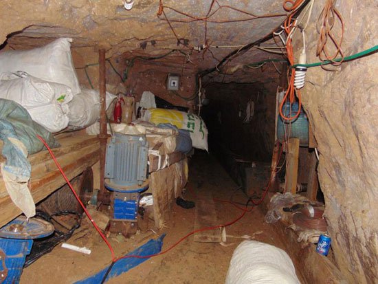 بالصور: الجيش المصري يُعلن اكتشاف نفق رئيسي متفرع منه 3 آخرين