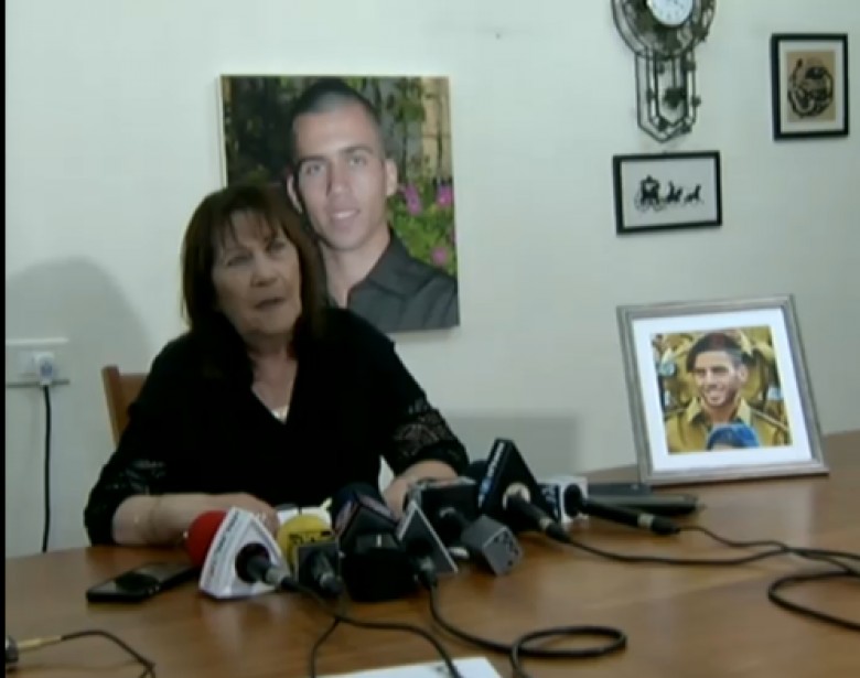 والدة الجندي المفقود "شاؤول" ترد على رسالة ابنها .. لماذا حاول الضابط اسكاتها ؟!