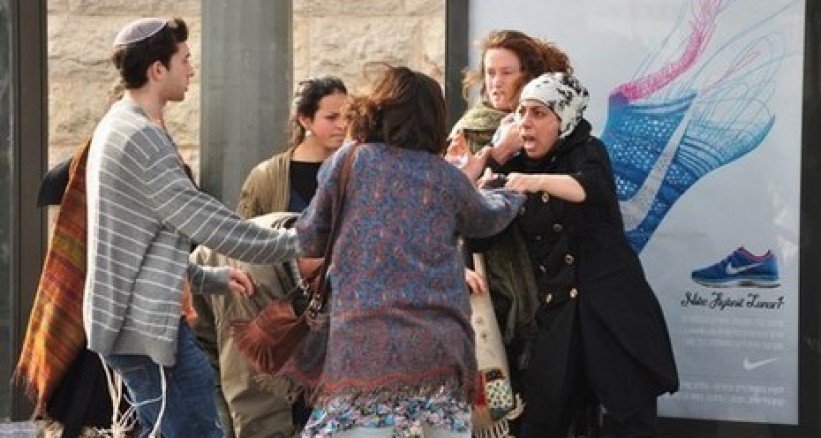 يُعمّق التفرقة العنصرية القائمة عملياً بين البحر والنهر