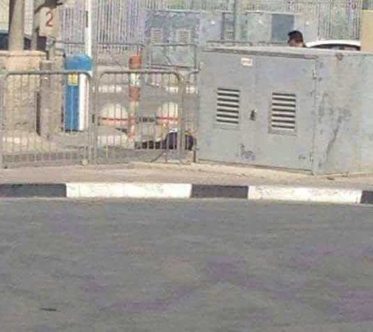 بالفيديو والصور: استشهاد شاب بزعم تنفيذه عملية طعن على حاجز قلنديا