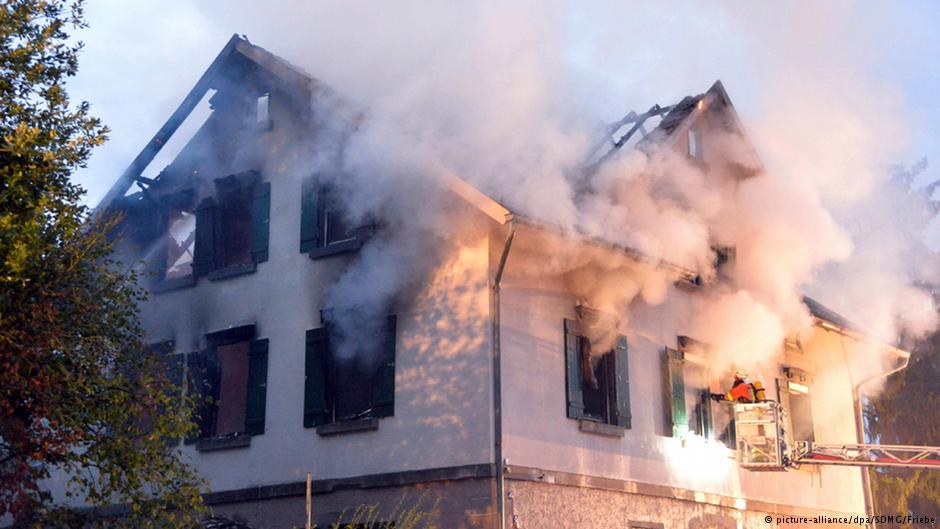 ألمانيا: مذكرة اعتقال بحق شخصين جراء إضرام النار في مسكن يأوي لاجئين