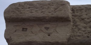 أثري يهودي يرسم نجمة داود على لوحة بمعبد جزيرة ألفنتين في أسوان‎