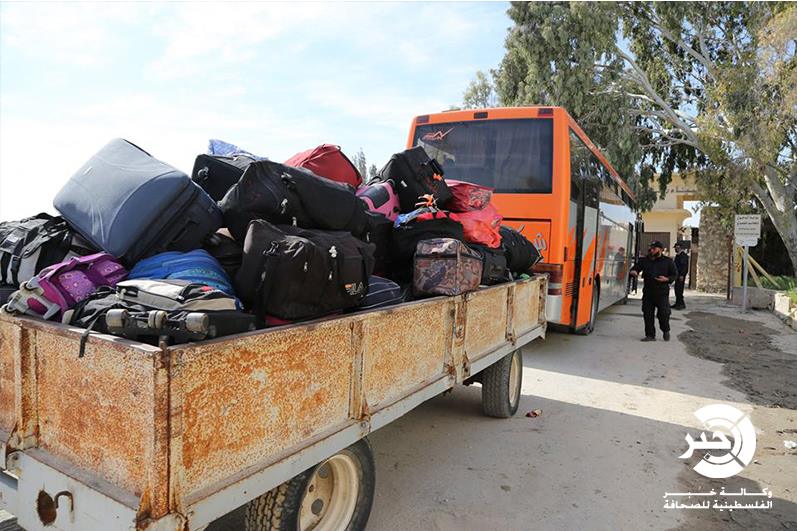 بالفيديو والصور.. فتح بوابة معبر رفح ومغادرة ثلاث حافلات باتجاه الجانب المصري