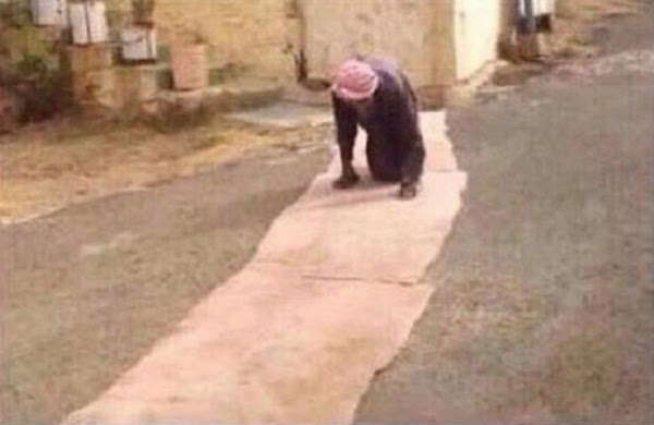 بصورة مذهله : قعيد يذهب للمسجد حبوا