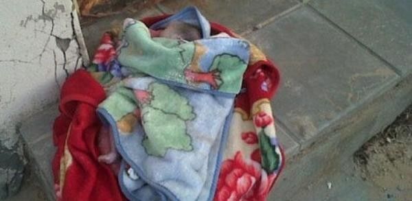 مواطنون يعثرون على طفلة رضيعة على عتبات مسجد بالخليل