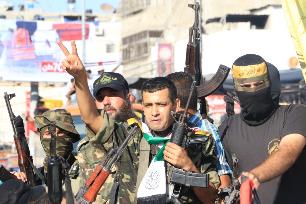 بالصور: في حشد عسكري مهيب.. جناح فتح العسكري يستقبل أحد أسراه في غزة