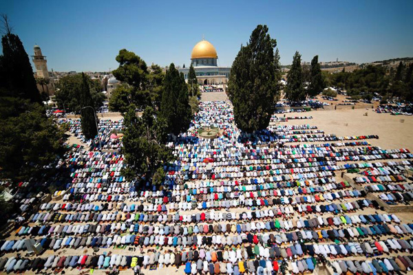 300 مصل من غزة يغادرون للصلاة بالاقصى .. "100 لوكالة الغوث والباقى تنسيق"