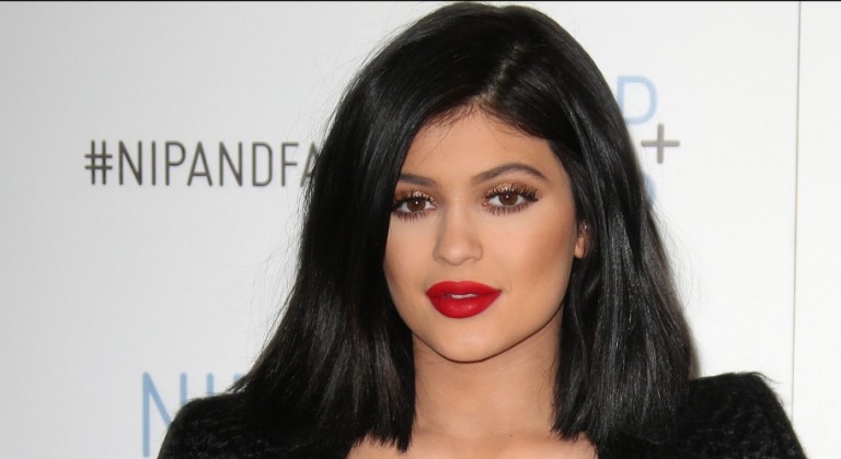 "كايلي جينر" الجميلة النائمة تحت الشمس