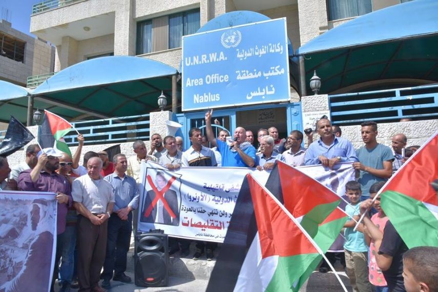 وقفة احتجاجية رفضًا لتقليصات "الأونروا" في نابلس