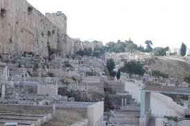 مقبرة دير بيت جمال غرب القدس تدنس من قبل مجهولين