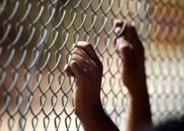 سطات الاحتلال تمنع والد الأسير الحروب من زيارته