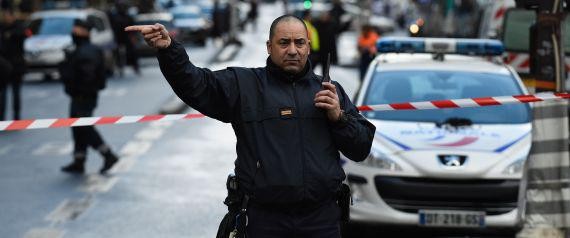 مقتل طفلة في اقتحام سيارة لمطعم قرب باريس