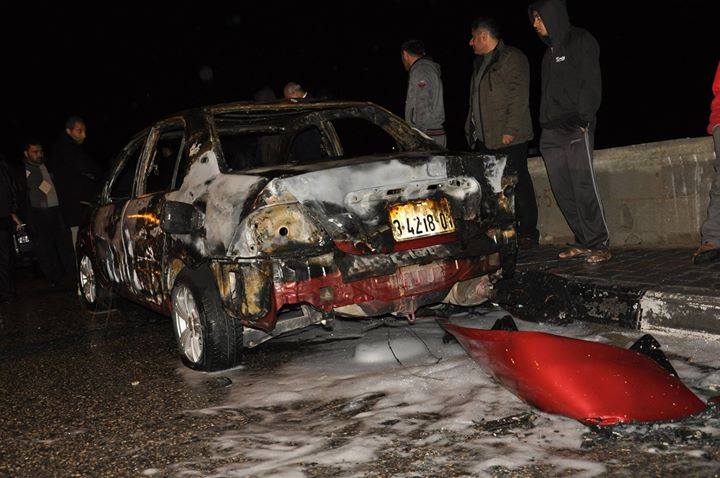 بالصور : مجهولون يحرقون سيارة ناشط فتحاوي وسط القطاع