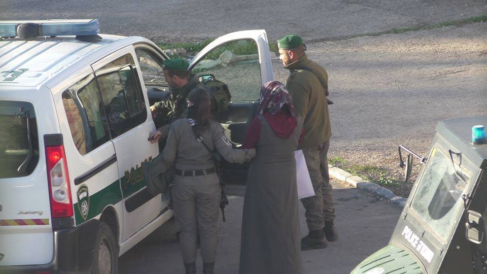 فيديو .. اعتقال فتاة في القدس بزعم محاولتها تنفيذ عملية طعن