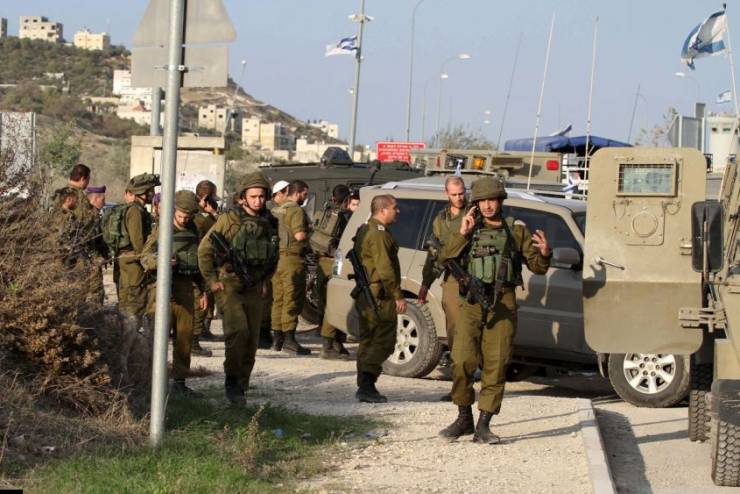 قوات الاحتلال تواصل حصارها لقرية حزما شمال القدس المحتلة