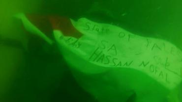 بالصور : العلم الفلسطيني في اعمق نقطة في المحيط الهندي